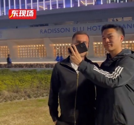 塞爾吉尼奧現(xiàn)身上海八萬人體育場，并與球迷親切打招呼合影
