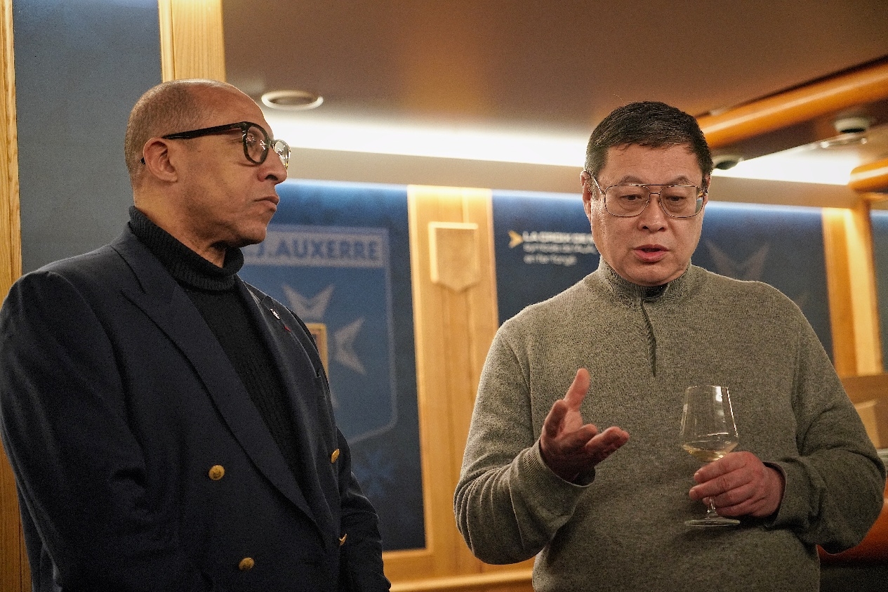 法國(guó)足協(xié)主席迪亞洛做客歐塞爾，并與董事會(huì)主席周云杰會(huì)晤