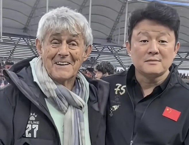 有點(diǎn)像？米盧差點(diǎn)將青島籍演員張磊誤認(rèn)為是孫繼海
