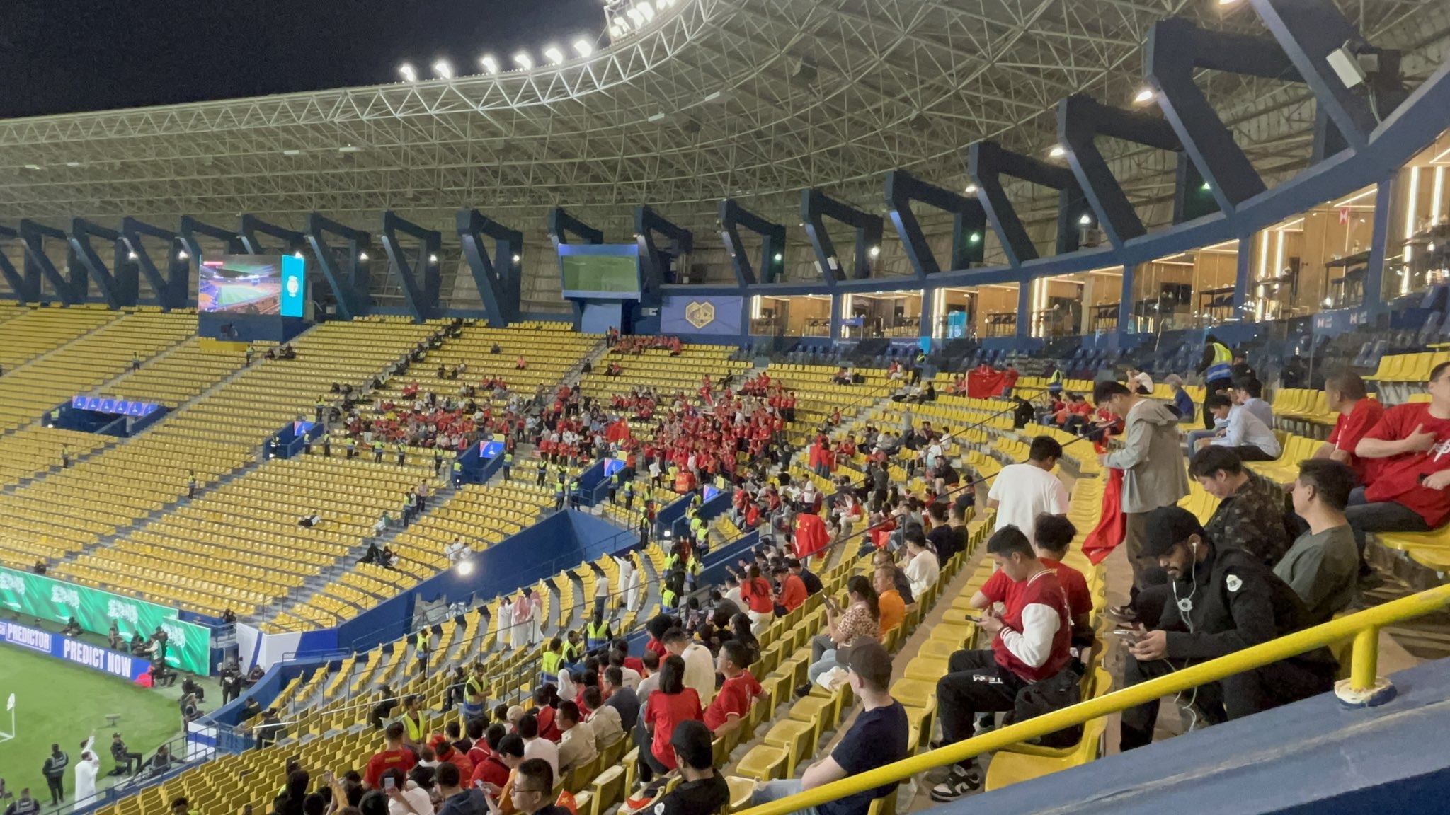 球票已售罄！中國球迷已經(jīng)入場，坐在球場上層沙特球迷區(qū)上方