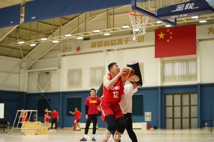 中國籃球之隊官博：大塊頭 大能量 祝李炎哲25歲生日快樂！