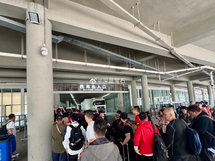 盛況空前！記者曬照：距離中澳之戰(zhàn)還有三小時(shí)，現(xiàn)場記者已超百名