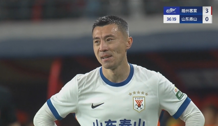 34分鐘0-3落后！36歲鄭錚苦笑36歲大雷沮喪 替補(bǔ)席黃政宇神態(tài)輕松