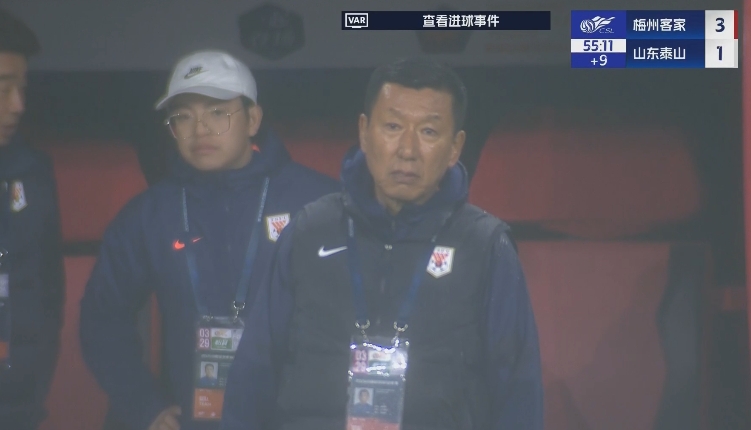 半場1-3落后遞補(bǔ)隊(duì)！場邊的崔康熙表情焦急