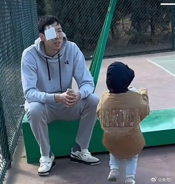 顧家好男人！記者曬出周琦手術后回歸家庭帶娃照片