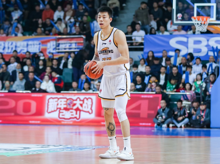 攻防俱佳！張鎮(zhèn)麟15中8拿到19分7板6助5斷2帽