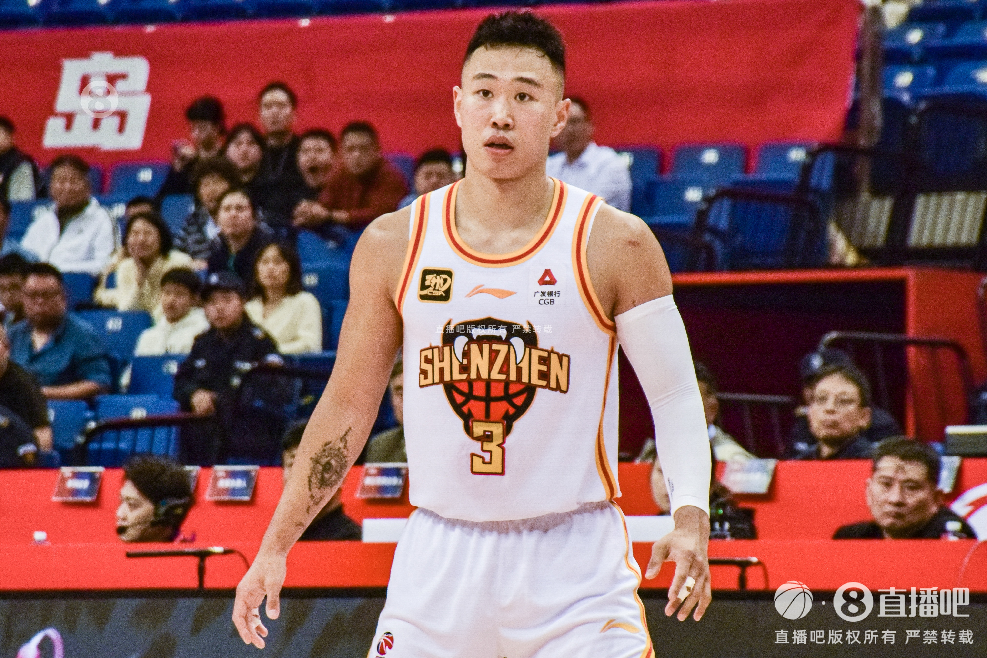 攻防俱佳！賀希寧17中8&三分7中3拿到19分 貢獻(xiàn)4次搶斷